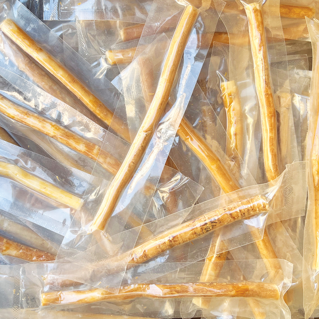 Une quantité de bâtons de siwak scellés sous vide individuellement, livrés en vrac