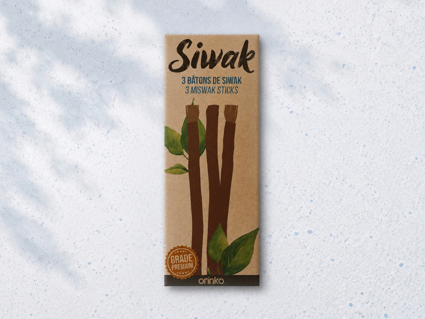 Une enveloppe en papier kraft contenant un bâton de siwak scellé sous vide