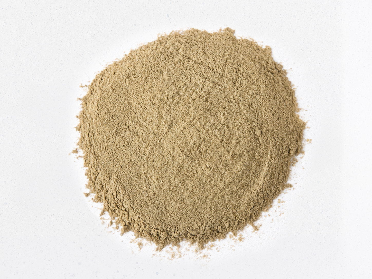 Poudre fine de siwak présentée dans et à côté d'un sachet en papier kraft ouvert sur une surface neutre
